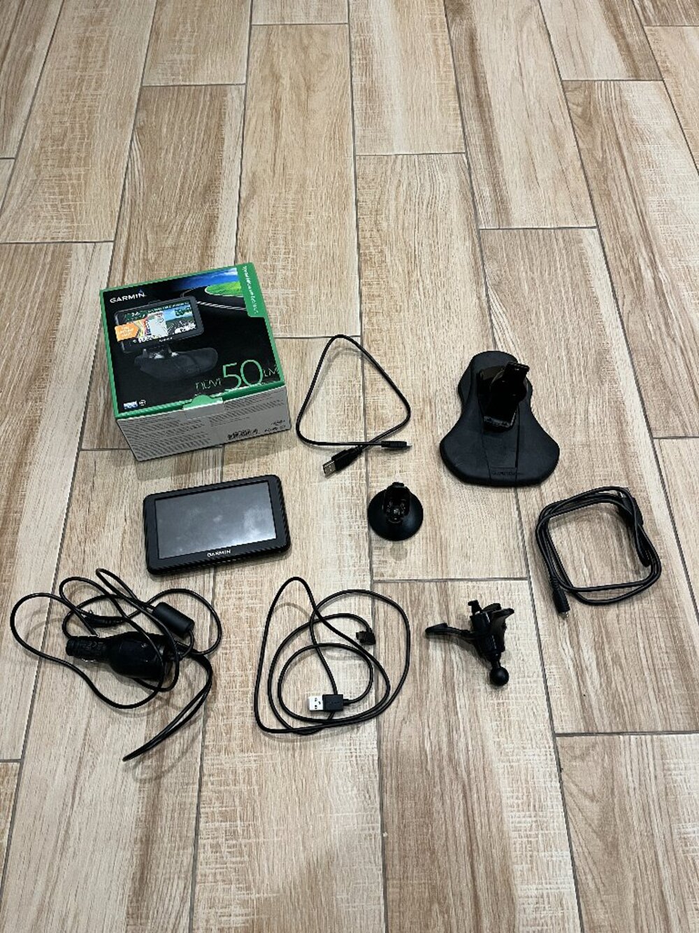 Garmin Nuvi 50LM Black 5" LCD Touch Screen GPS Navigation with Accessories